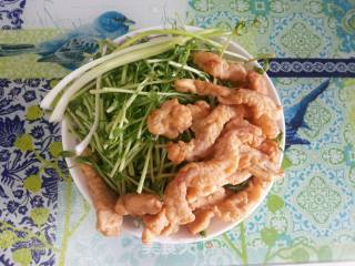 酥肉豆苗汤的做法步骤：1