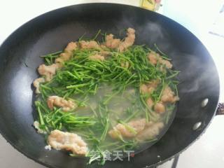 酥肉豆苗汤的做法步骤：4