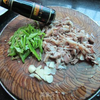 蒜片辣椒拆骨肉的做法步骤：1