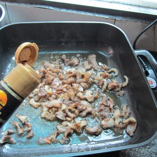 蒜片辣椒拆骨肉的做法步骤：5