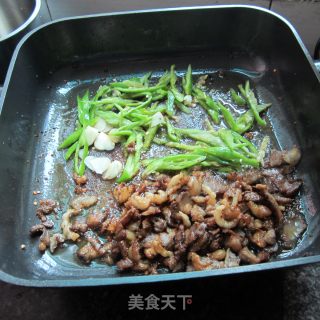 蒜片辣椒拆骨肉的做法步骤：6