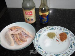 微波炉香烤翅尖的做法步骤：1