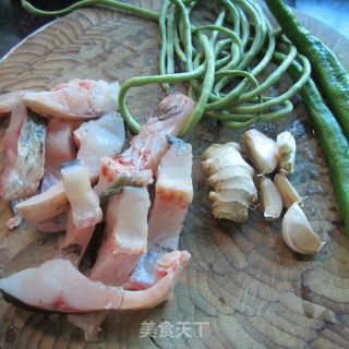 鲜豆角煮鱼的做法步骤：1
