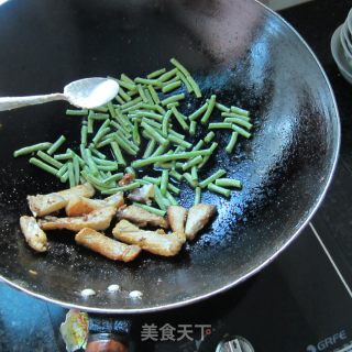 鲜豆角煮鱼的做法步骤：6