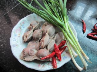 蒜香鸭胗的做法步骤：1