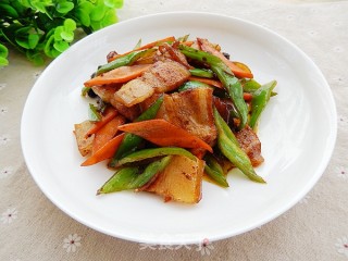 胡萝卜青椒炒五花肉的做法步骤：14