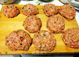【炎夏自制】意式风情味浓料足的大肉丸子的做法步骤：1