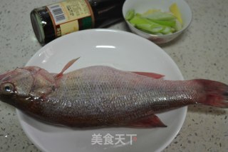 蒸鲈鱼的做法步骤：1