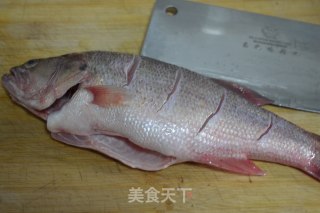 蒸鲈鱼的做法步骤：2