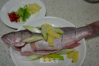 蒸鲈鱼的做法步骤：4