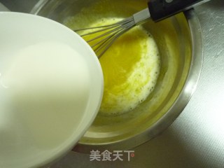 绿色花边波点蛋糕卷的做法步骤：2