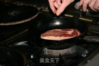 香煎澳洲安格斯眼肉牛排的做法步骤：1