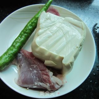 红烧瘦肉豆腐的做法步骤：1