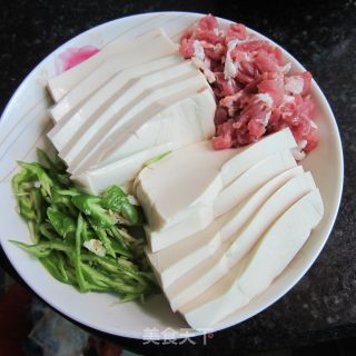 红烧瘦肉豆腐的做法步骤：2