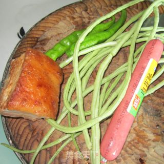 肉花肠腊肉鲜豆角混炒－－混搭菜的做法步骤：1
