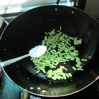肉花肠腊肉鲜豆角混炒－－混搭菜的做法步骤：3
