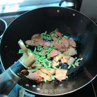 肉花肠腊肉鲜豆角混炒－－混搭菜的做法步骤：5