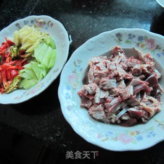 莴笋炒鸭的做法步骤：2