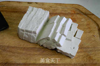黑头鱼烧豆腐的做法步骤：2