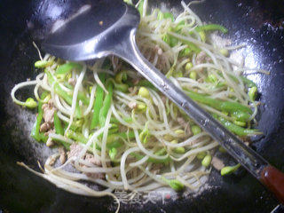 青椒里脊肉炒黄豆芽的做法步骤：6