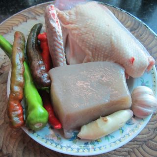 蘑芋豆腐烧子鸭的做法步骤：1