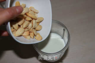 杏仁牛奶冻 —— Q弹爽滑奶冻，还有香香杏仁味哦！的做法步骤：1