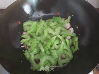 苦瓜炒龙利鱼的做法步骤：7