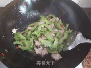 苦瓜炒龙利鱼的做法步骤：8