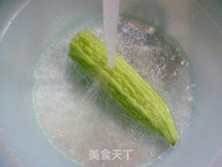 苦瓜炒五花肉的做法步骤：2