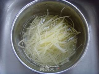 清脆可口---尖椒土豆丝的做法步骤：1
