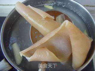 香辣十足小炒肉皮的做法步骤：2