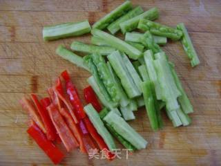 咸鲜微辣芽菜炒苦瓜的做法步骤：1
