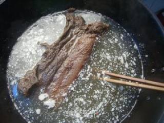 腊肉炒蕨菜的做法步骤：1