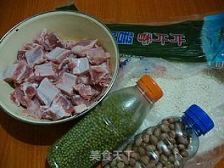 花生绿豆排骨粽子的做法步骤：1