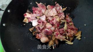 香菇焖鸡的做法步骤：4
