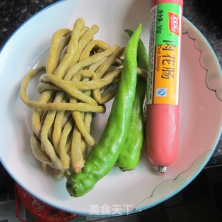 咸豆角炒肉花肠的做法步骤：1