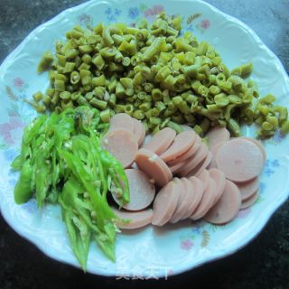 咸豆角炒肉花肠的做法步骤：2