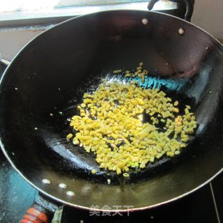 咸豆角炒肉花肠的做法步骤：3