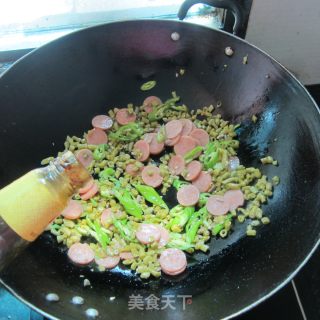 咸豆角炒肉花肠的做法步骤：7