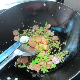 咸豆角炒肉花肠的做法步骤：8