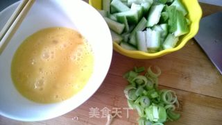 丝瓜炒鸡蛋的做法步骤：1