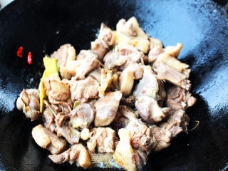 　　红烧毛豆仔鸭的做法步骤：1