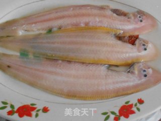 油煎舌头鱼的做法步骤：1