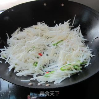 白萝卜丝煮鱼的做法步骤：3