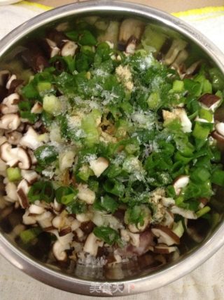 瑶柱香菇虾米肖米的做法步骤：2
