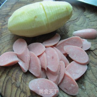 土豆火腿肠的做法步骤：2