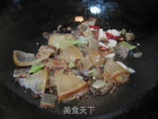 萝卜干炒腊肉的做法步骤：4