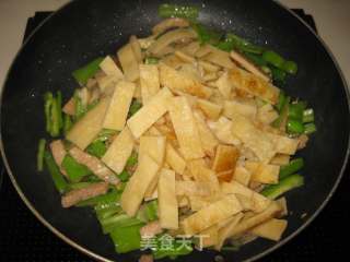 辣椒肉丝炒饼的做法步骤：7