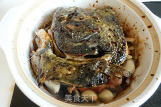 砂锅蒜香碟鱼头的做法步骤：10