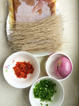 牛肉粉丝的做法步骤：1